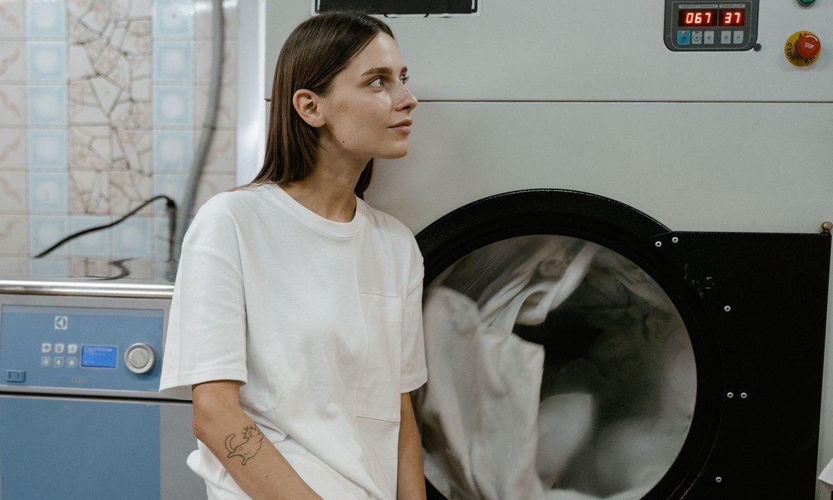 Το κόλπο με τα παγάκια για να μην ξανασιδερώσεις ποτέ τα ρούχα