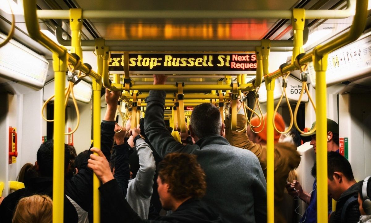 3 τύποι στο λεωφορείο που θα σε κάνουν να πας με τα πόδια