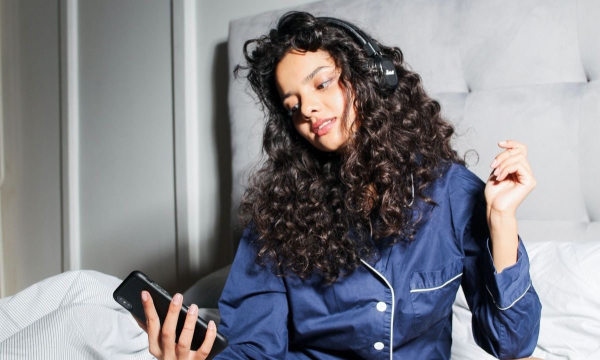 Brown noise: Το νέο TikTok trend που θα σε σώσει από τις αϋπνίες