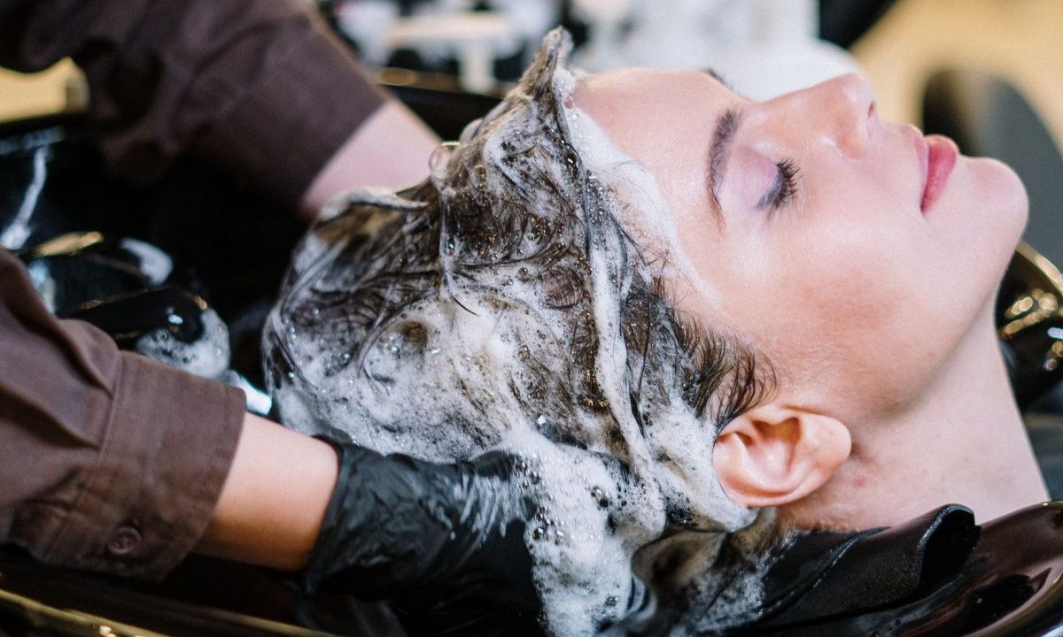 Πρέπει τελικά να λούζεσαι πριν το κούρεμα; Εξαρτάται