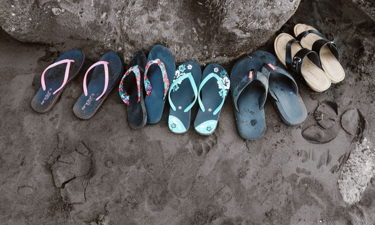 Πώς ένας καλλιτέχνης μετατρέπει πλαστικές σαγιονάρες σε πορτρέτα