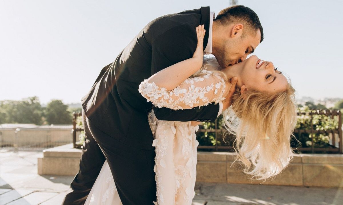 Η συνταγή για έναν τέλειο γάμο περιλαμβάνει δύο μίνι ταξίδια τον χρόνο