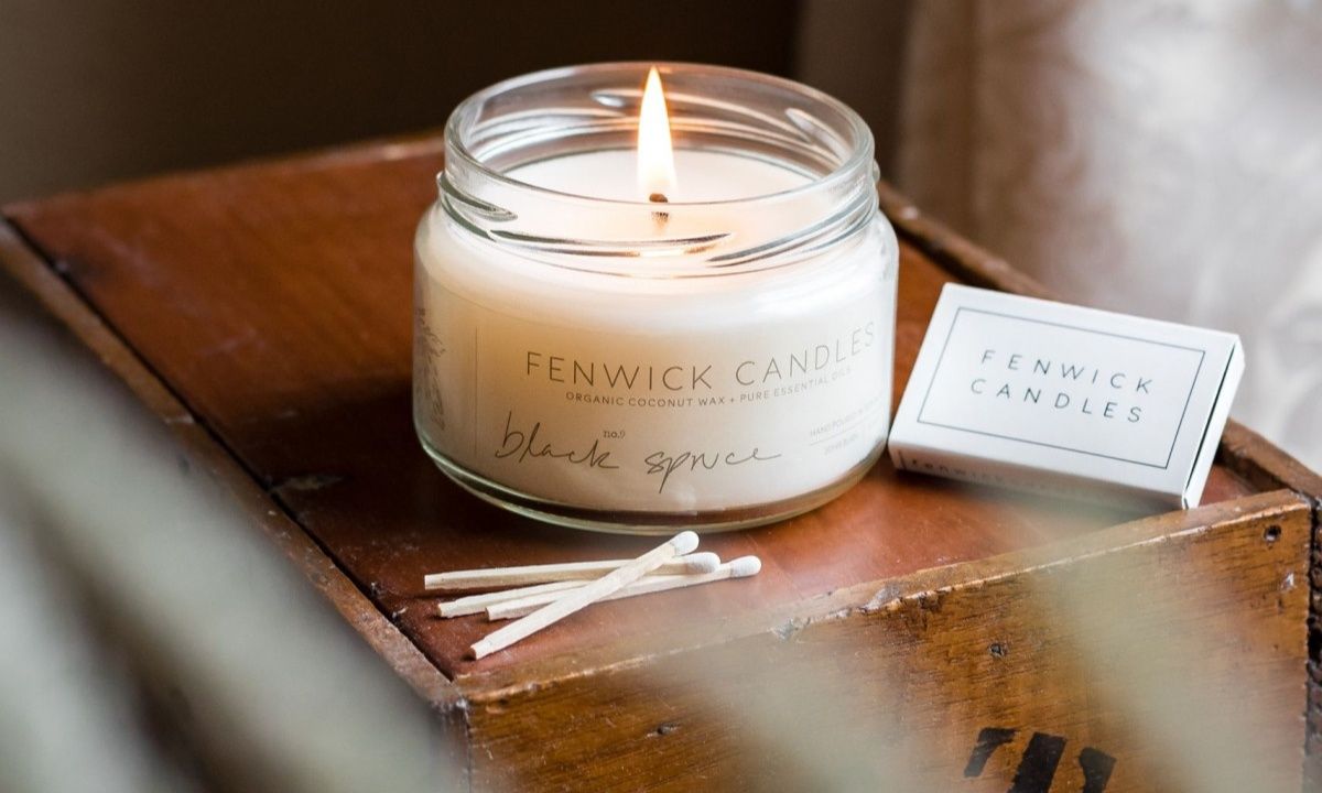 Το έξυπνο κόλπο για να ξεκολλήσεις το κερί από το βαζάκι