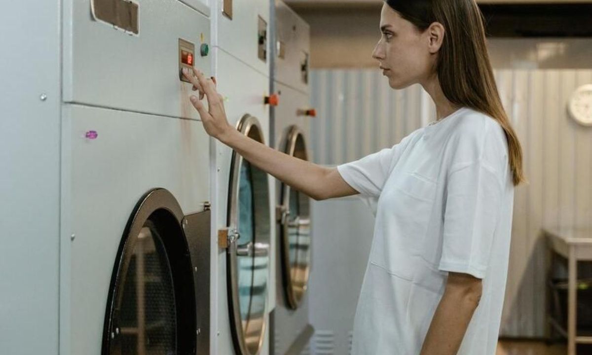 Πώς θα πλύνεις τα μαύρα ρούχα για να μη ξεθωριάσουν