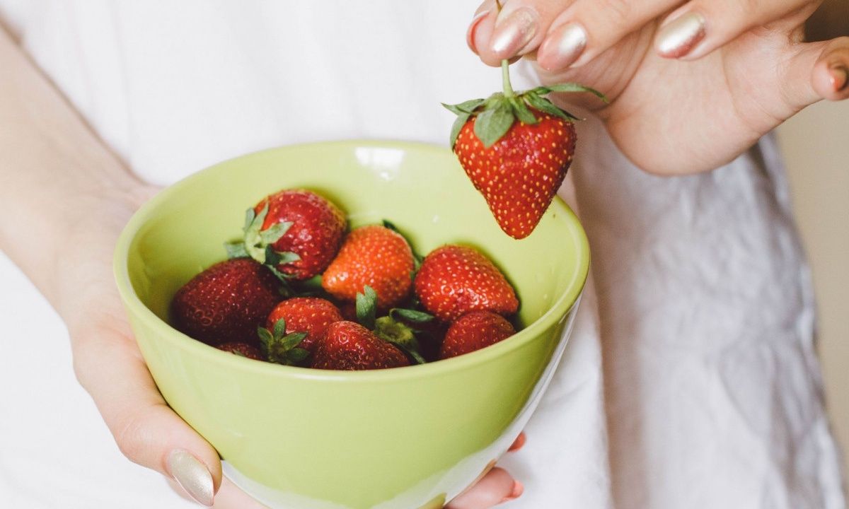 Το κόλπο με το βαζάκι για να διατηρήσεις φρέσκες τις φράουλες