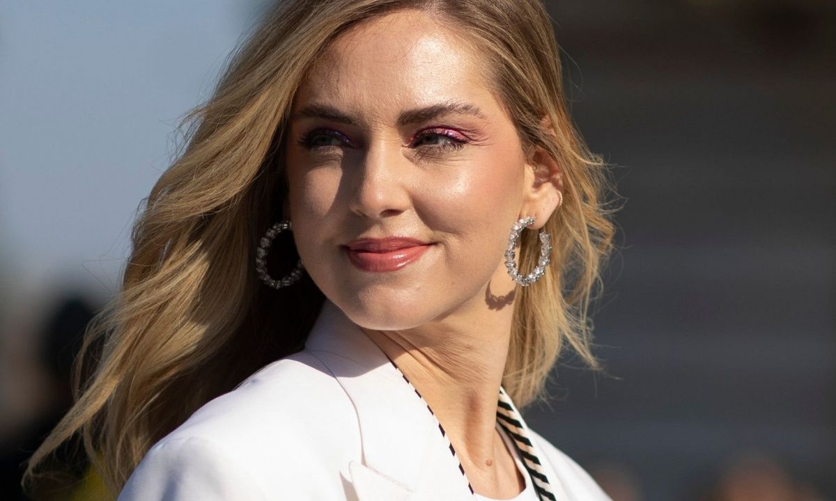 Ούτε η λακ, ούτε το ψαλίδι: Το «κλειδί» για να κρατήσουν περισσότερο οι μπούκλες βρίσκεται αλλού