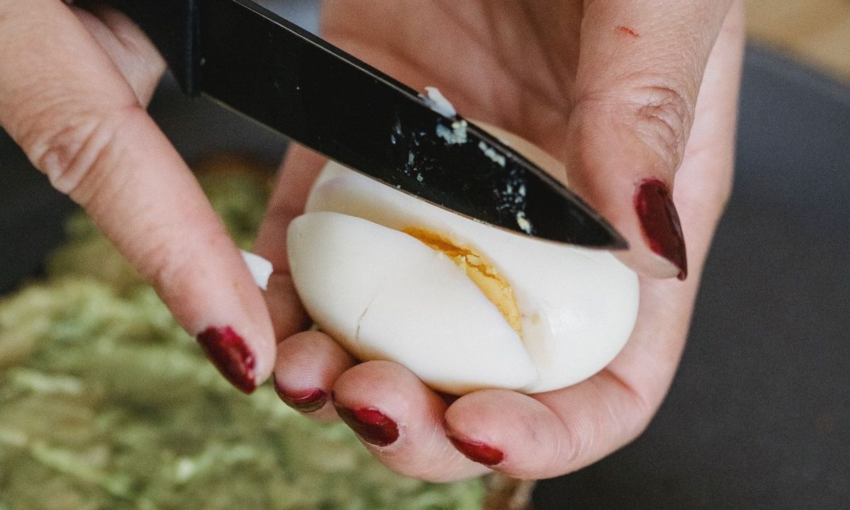 Το κόλπο του ΤikTok για να ξεφλουδίσεις εύκολα το αυγό