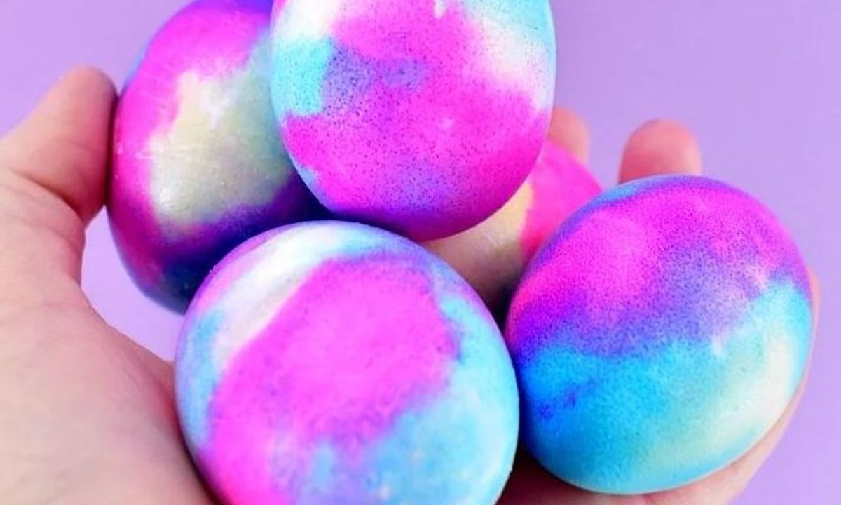 Φέτος θα βάψεις τα αυγά χωρίς ξίδι με μαγειρική σόδα και χρώμα ζαχαροπλαστικής