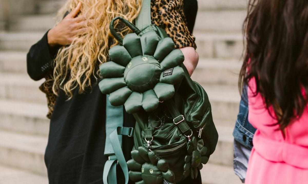 Οδηγός αγοράς: Τα καλύτερα backpacks της άνοιξης έχουν χρώμα