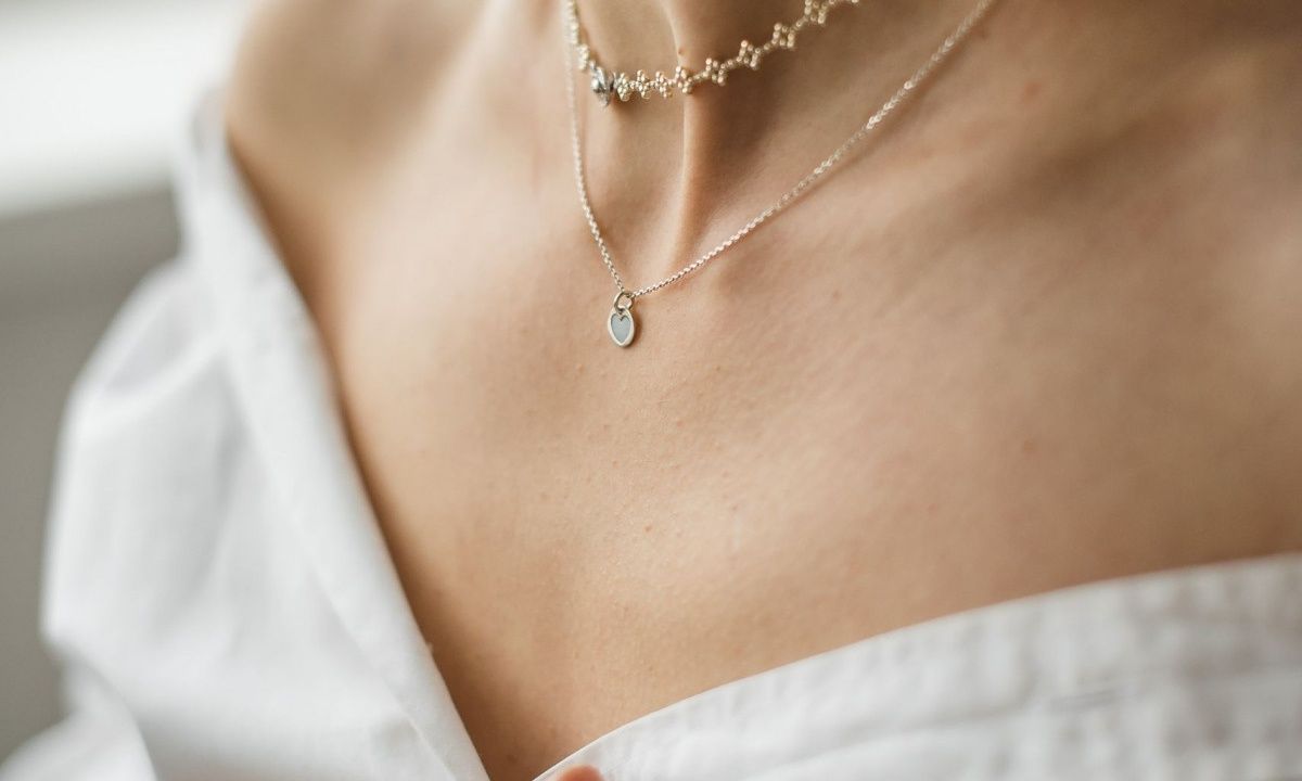 Πώς θα ξεμπερδέψεις το κολιέ με 3 υλικά που έχεις στο σπίτι