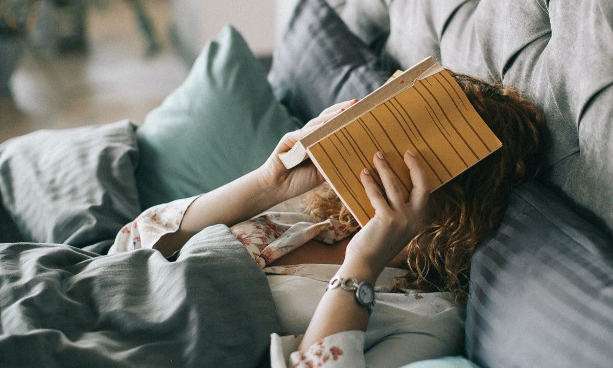 3 λόγοι για να βάλεις στη ρουτίνα ύπνου σου το βιβλίο
