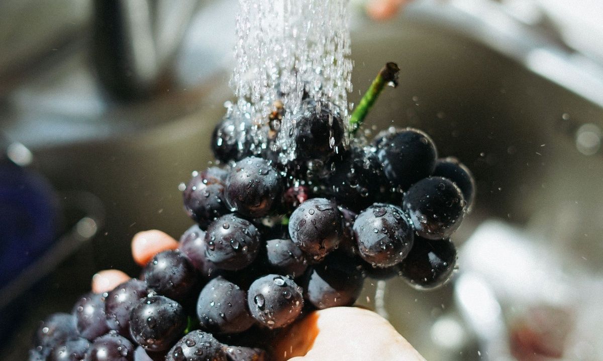 Πρέπει να πλένεις τα φρούτα με ξύδι; Η απάντηση θα σε ξαφνιάσει