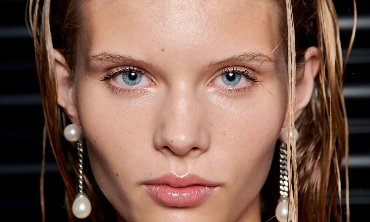 Lip gloss: Τα 10 καλύτερα για juicy χείλη με λαμπερό χρώμα