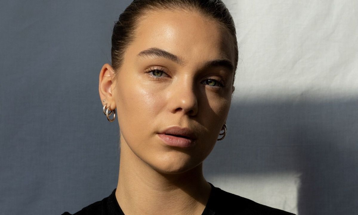 4 tips για να μειώσεις το πρήξιμο στο πρόσωπο μετά το Πάσχα