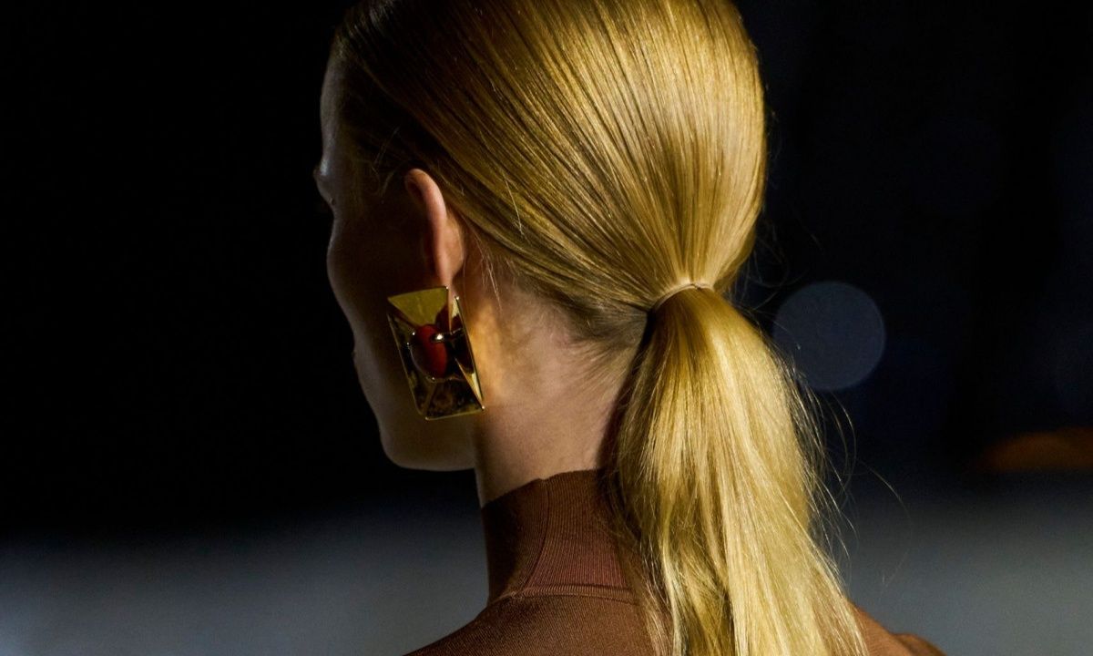 Πώς θα φτιάξεις αλογοουρά κομμωτηρίου με ένα πινέλο μακιγιάζ