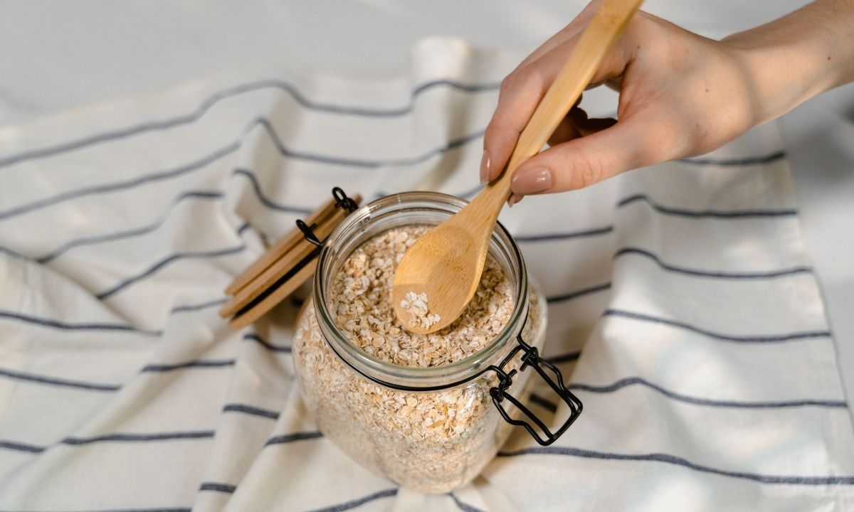 DIY time! Σου έχει περισσέψει βρόμη από το πρωινό; Φτιάξε ένα γρήγορο scrub για απολέπιση προσώπου