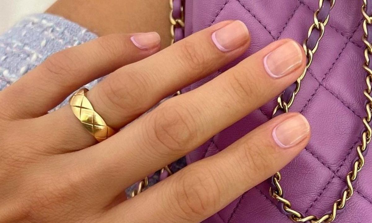 Το νέο manicure στα νύχια έχει το χρώμα της γλυκιάς λεβάντας