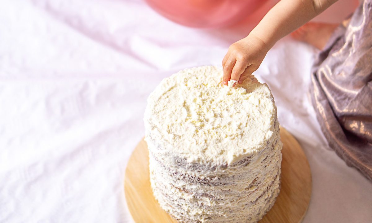 Smash cake με frosting γιαουρτιού: Συνταγή για την πρώτη τούρτα του μωρού