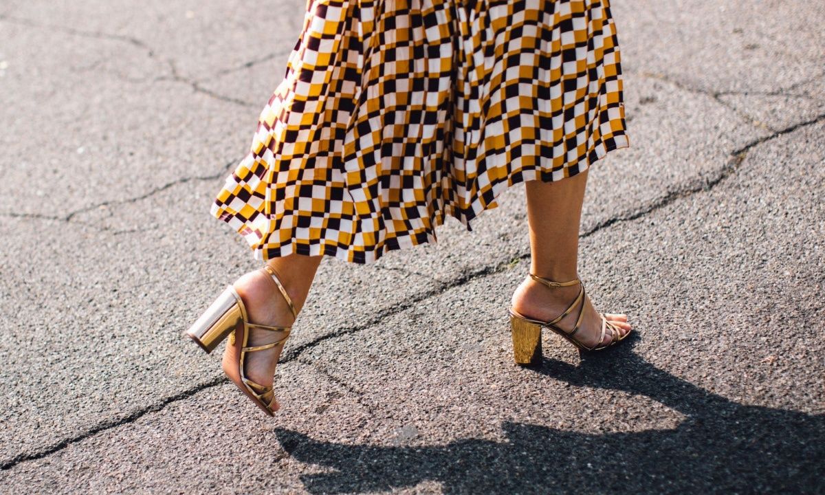 Τα πιο stylish χρυσά πέδιλα που θα φορέσεις το καλοκαίρι