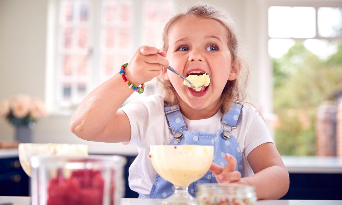 7 πεντανόστιμες (και εύκολες) συνταγές για παγωτό που μπορείτε να φτιάξετε με τα παιδιά σας