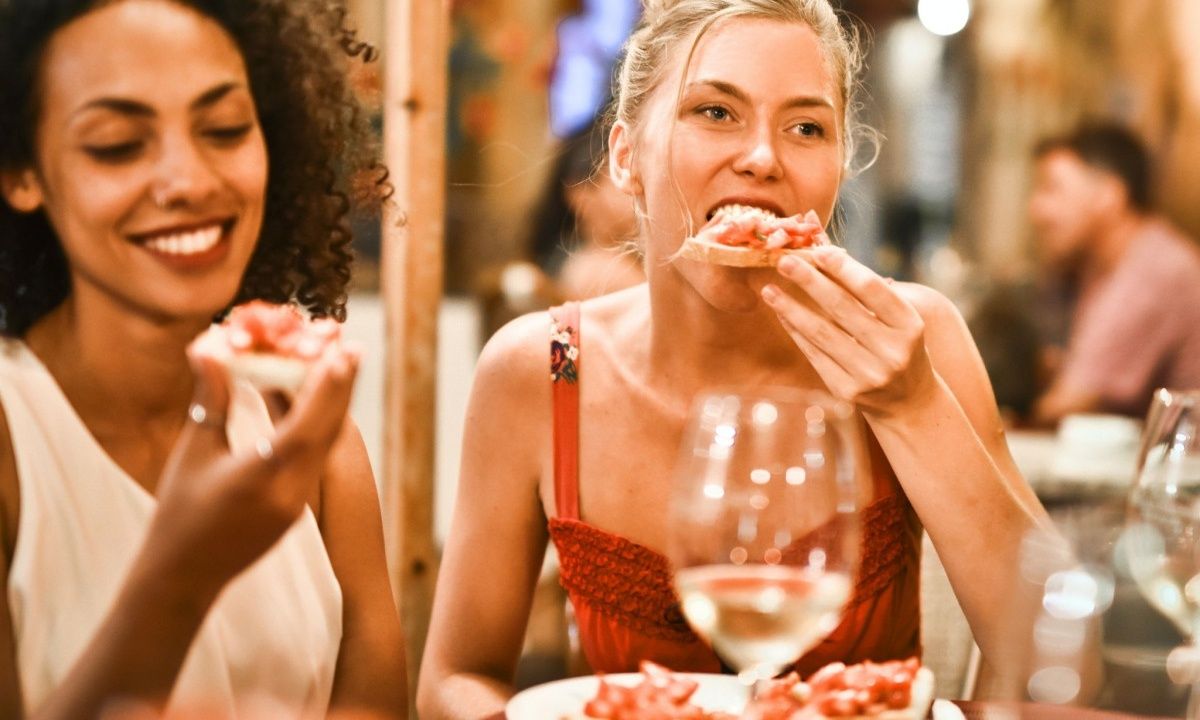 Αυτή είναι η κυριότερη αιτία για αυτά που «κολλάμε» στα εστιατόρια