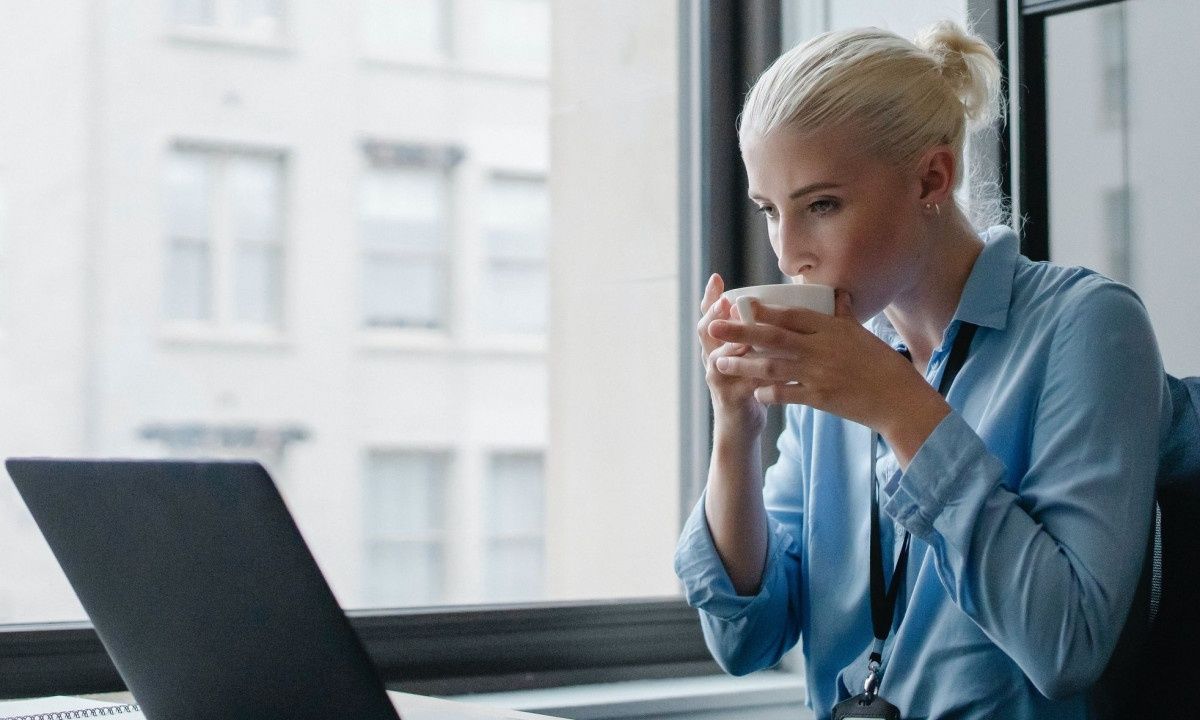 Πολλές ώρες δουλειάς σε υπολογιστή: Πώς να αποφύγεις πονοκέφαλο και πόνο στον αυχένα