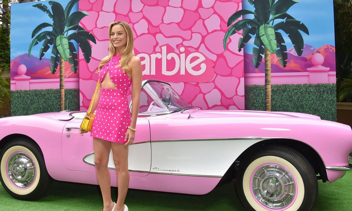 Η Margot Robbie είναι η Barbie που πάντα θέλαμε -Tα σύνολα από το press tour της έχουν γίνει viral