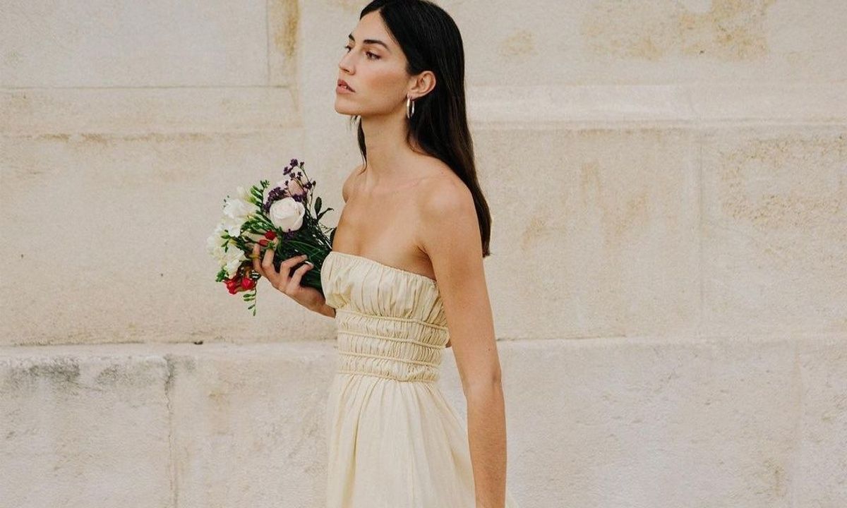 Τα λινά φορέματα που θα μας κρατήσουν δροσερές το καλοκαίρι