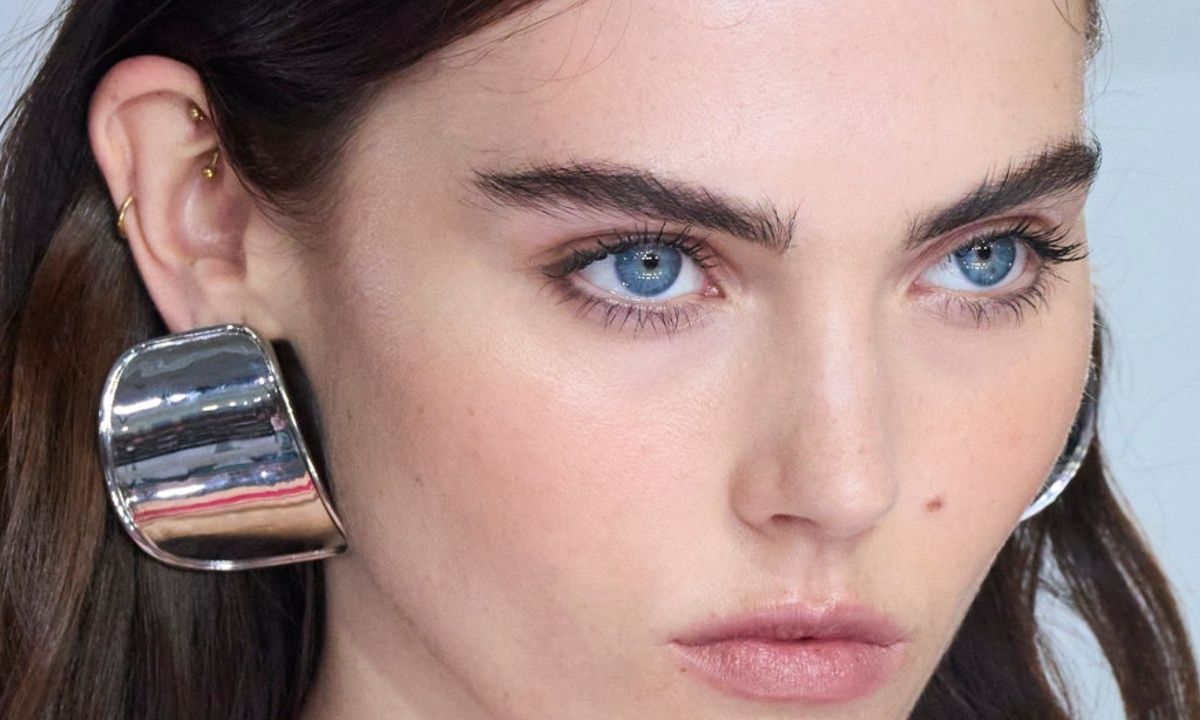 Η καφέ mascara είναι η νέα μαύρη του καλοκαιριού - 6 επιλογές που θα χαρίσουν extra όγκο στο βλέμμα