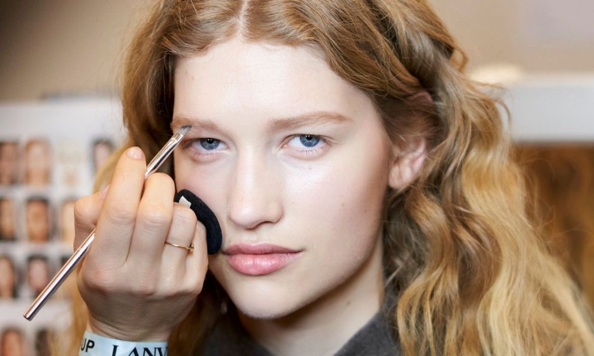 8 αδιάβροχα προϊόντα που θα κάνουν τα φρύδια σου να φαίνονται γεμάτα και μετά τη βουτιά στη θάλασσα