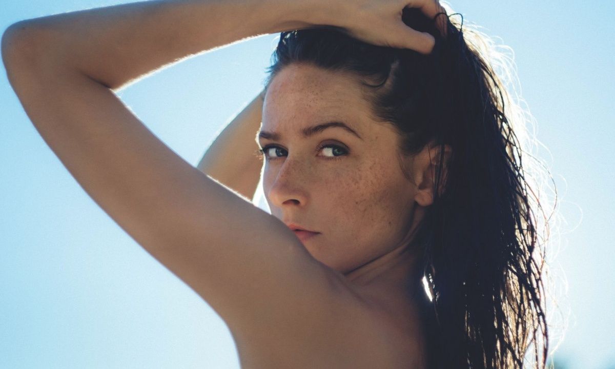 Φτιάξε με φυσικά υλικά το spray που θα κάνει τα μαλλιά σου να μοιάζουν λες και βγήκες από τη θάλασσα