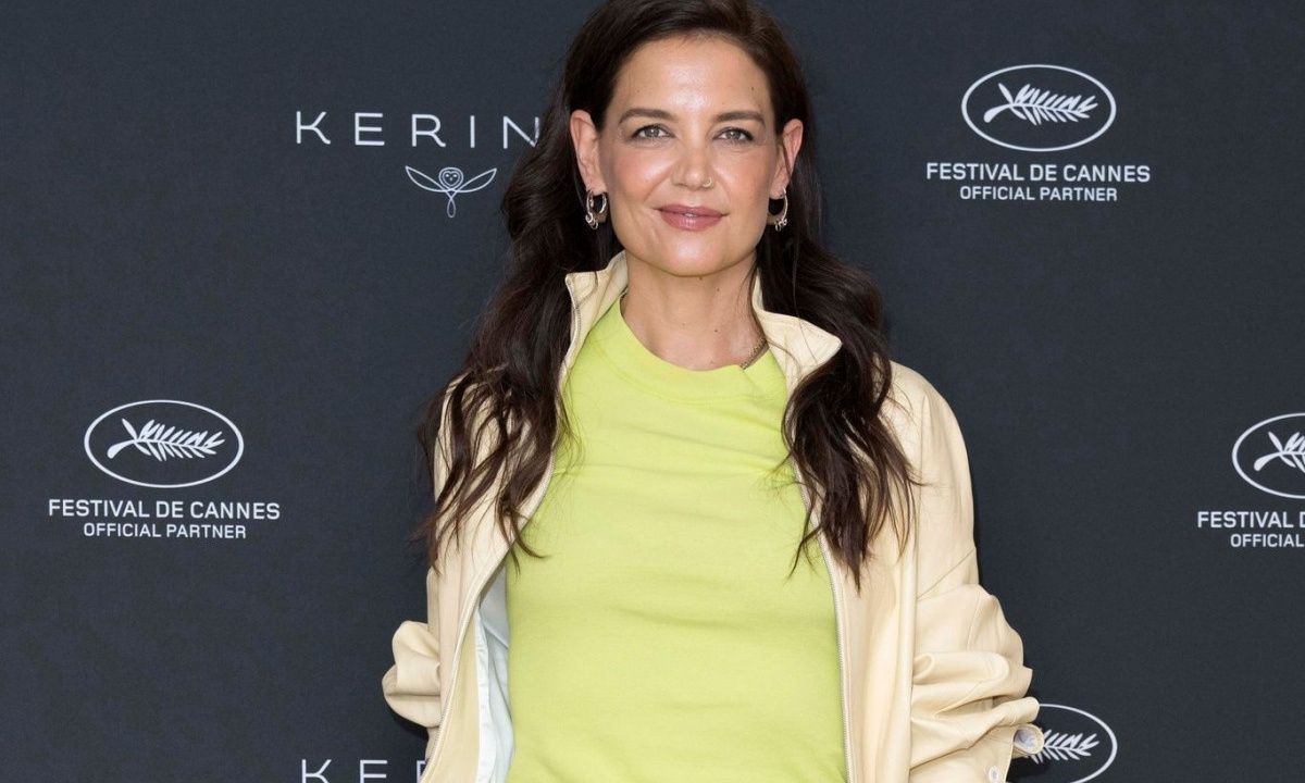 Η Katie Holmes δείχνει με θάρρος κοιλιακούς και ραγάδες