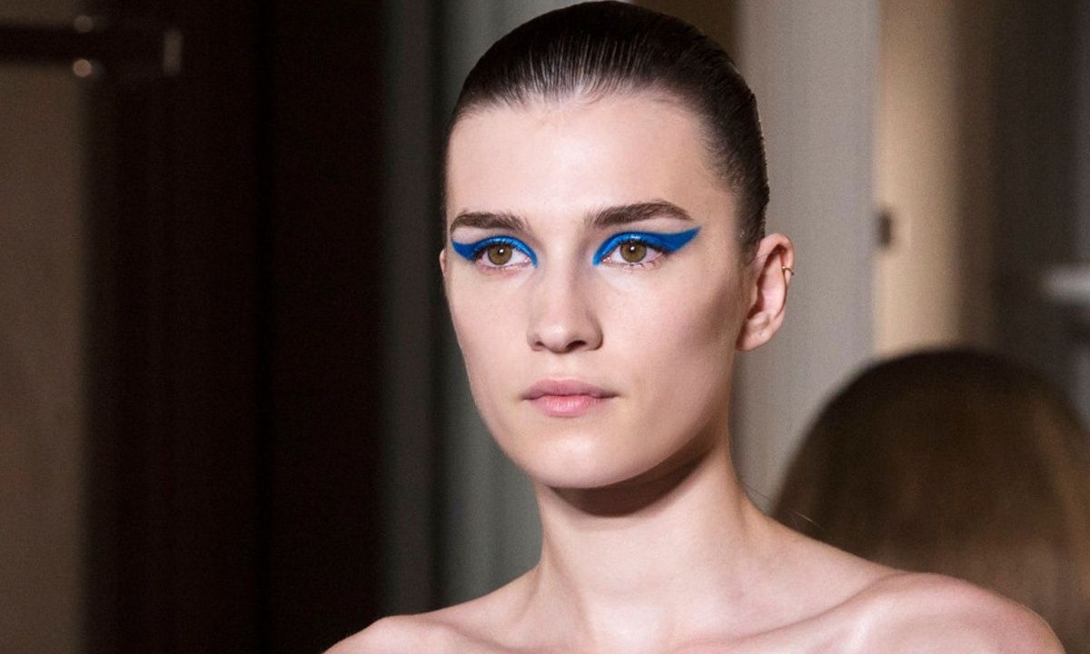 Το «μπλε eyeliner» είναι το χρώμα που θα φορέσουμε από τώρα μέχρι το φθινόπωρο