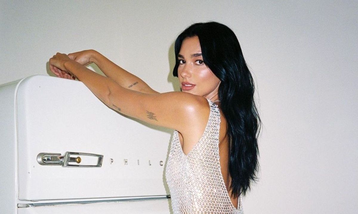 Γαλλικό στα νύχια; Κάντο όπως η Dua Lipa