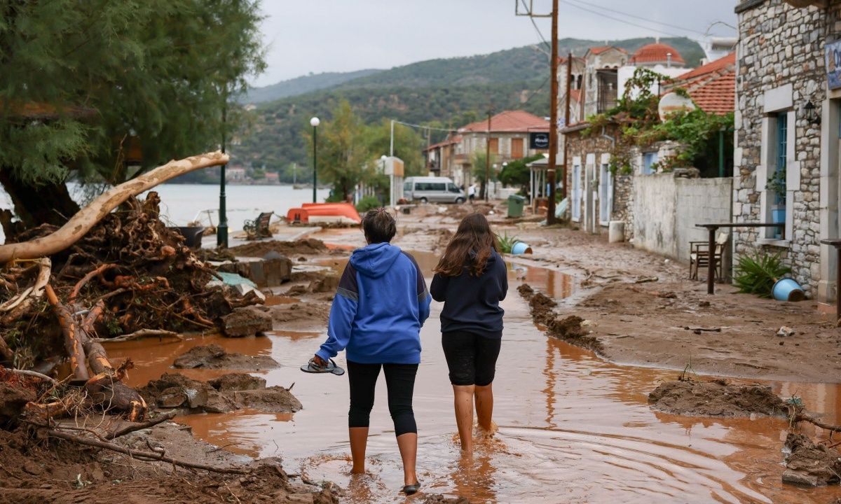 Κακοκαιρία: Ραγίζει καρδιές η μάνα με τα παιδιά στη βάρκα