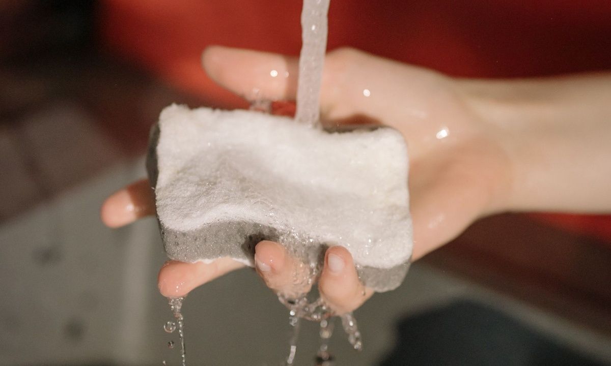 Το ξύδι είναι το μυστικό για να καθαρίσεις το σφουγγάρι κουζίνας