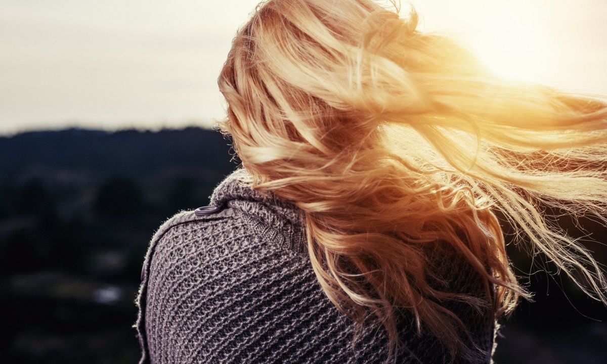 Η διχαστική τάση που σαρώνει στο TikTok και τί σχέση έχει με την απώλεια μαλλιών