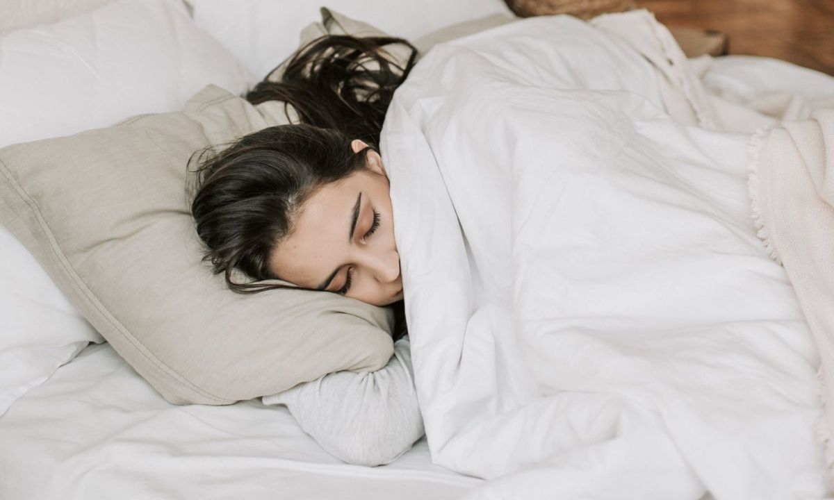 7 λόγοι που δεν πρέπει να κοιμάσαι με θέρμανση (και δεν αφορά τους λογαριασμούς)