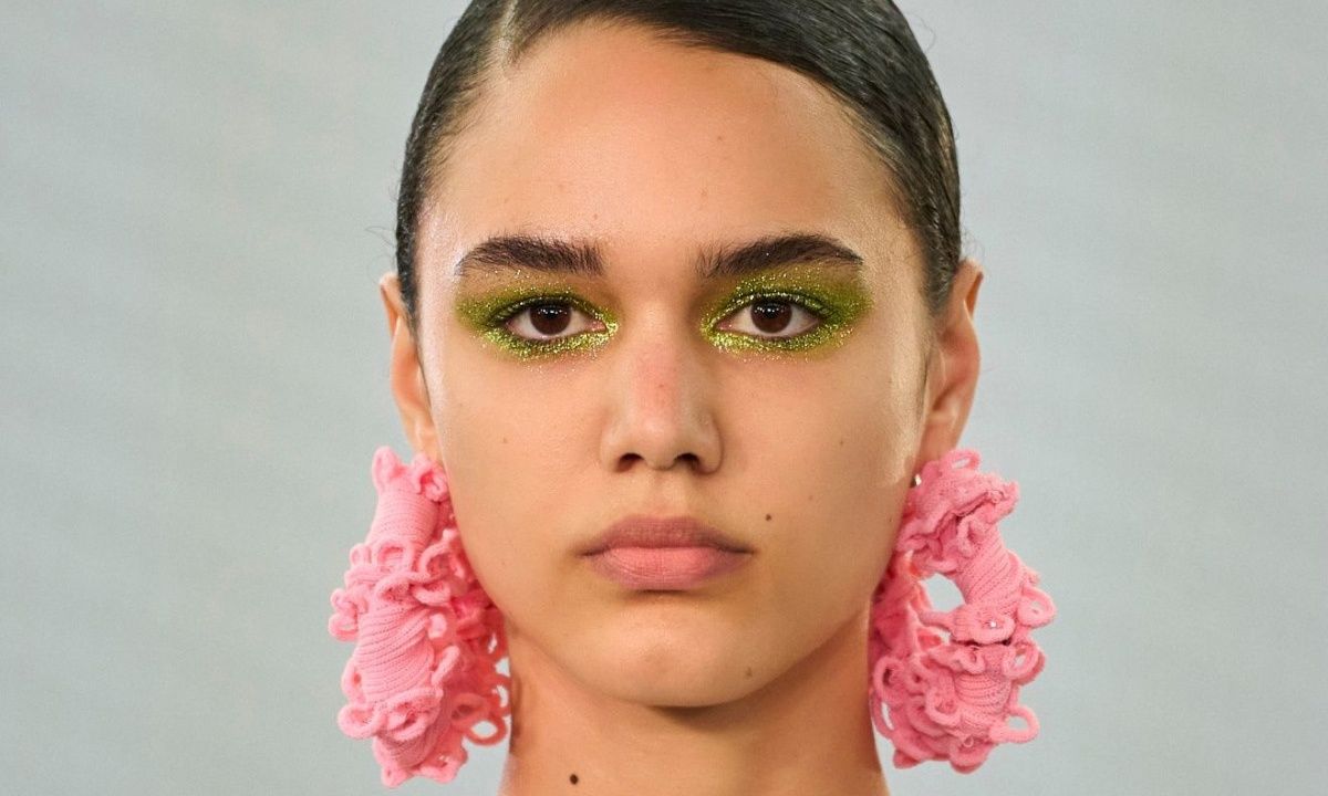 Πράσινη σκιά: Το χρώμα αυτό θα απογειώσει τα γιορτινά looks σου