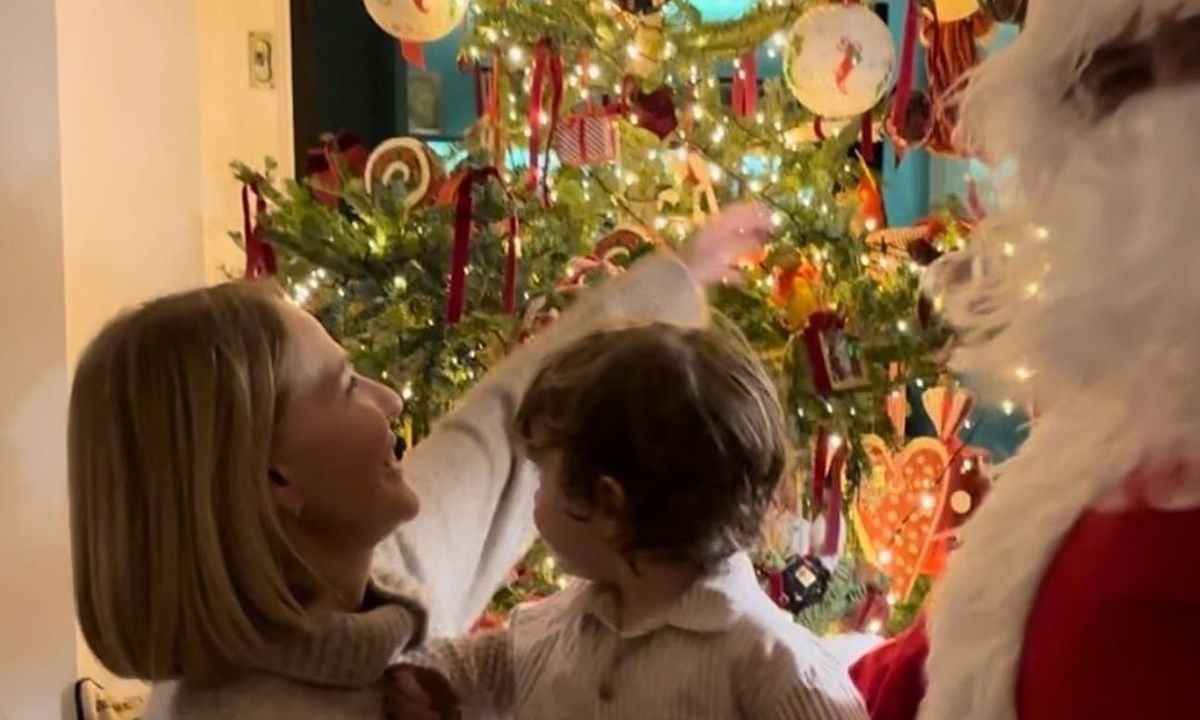 Ο Βασίλης Κικίλιας ντύθηκε Άγιος Βασίλης για τον 3χρονο, πια γιο του