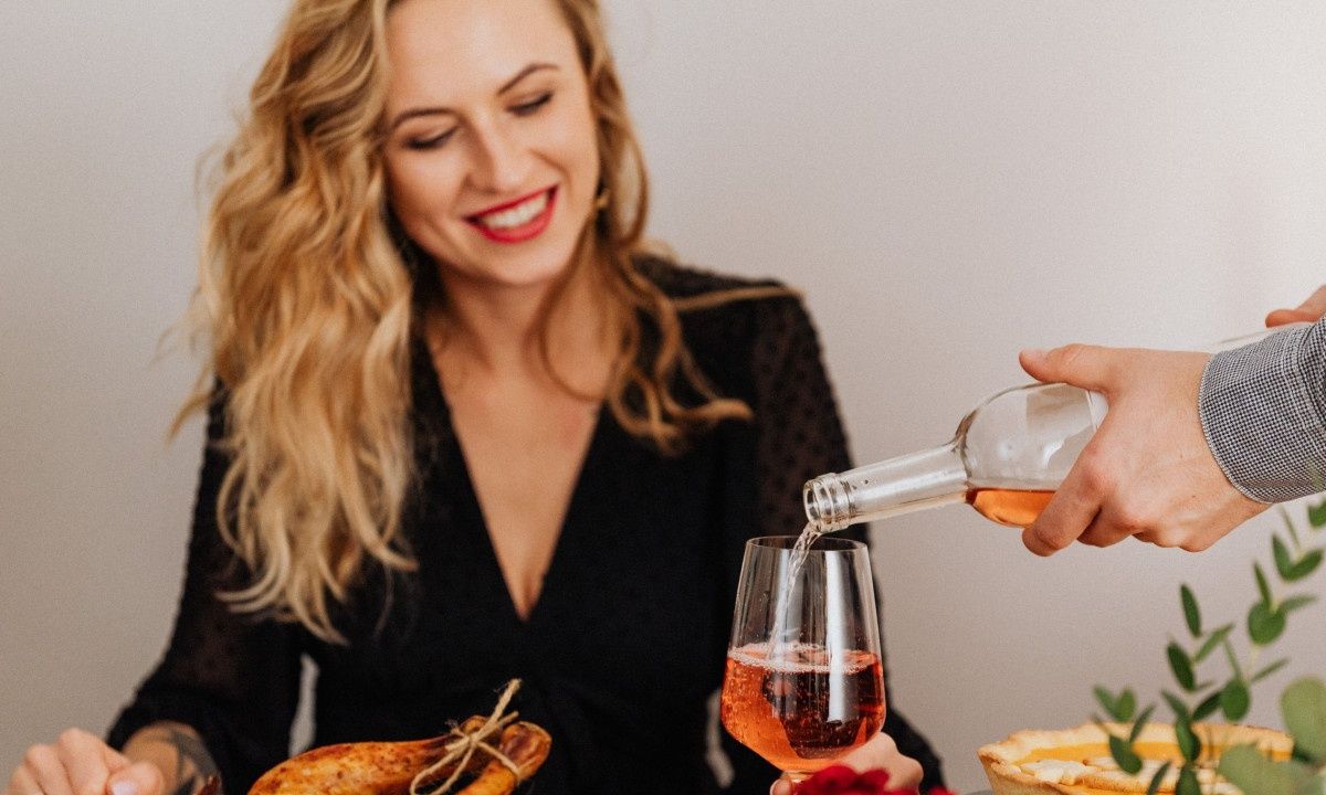 Το έξυπνο tip για να αποφύγεις το φούσκωμα που προκαλείται από το φαγητό & το ποτό των Χριστουγέννων