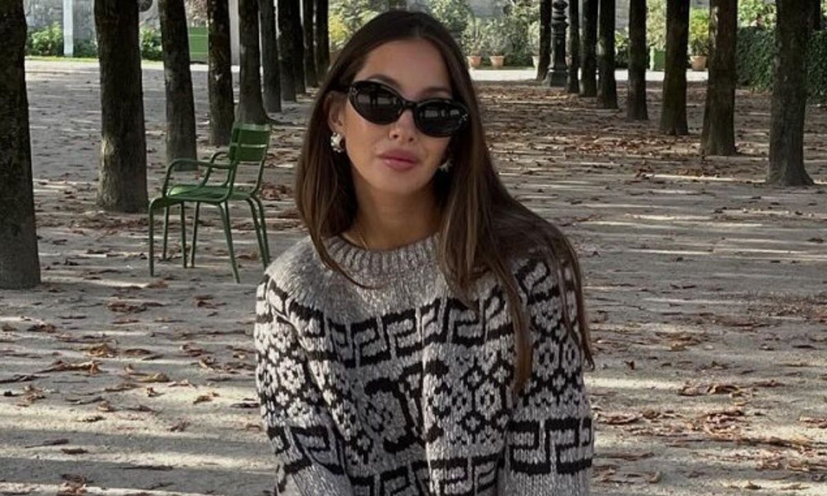 Έξι cool σύνολα με τζιν παντελόνι και πουλόβερ για να ξεκινήσεις χαλαρά την εβδομάδα σου