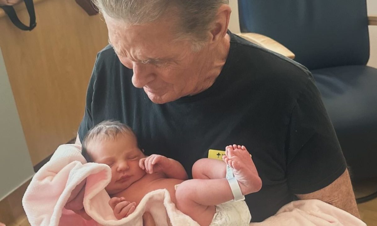 David Hasselhoff: Κρατά συγκινημένος την εγγονή του αγκαλιά