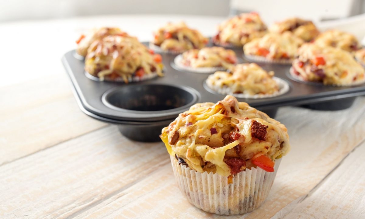 Back to school muffin pizza: Μπουκιές που τα παιδιά θα θέλουν ξανά και ξανά στο ταπεράκι