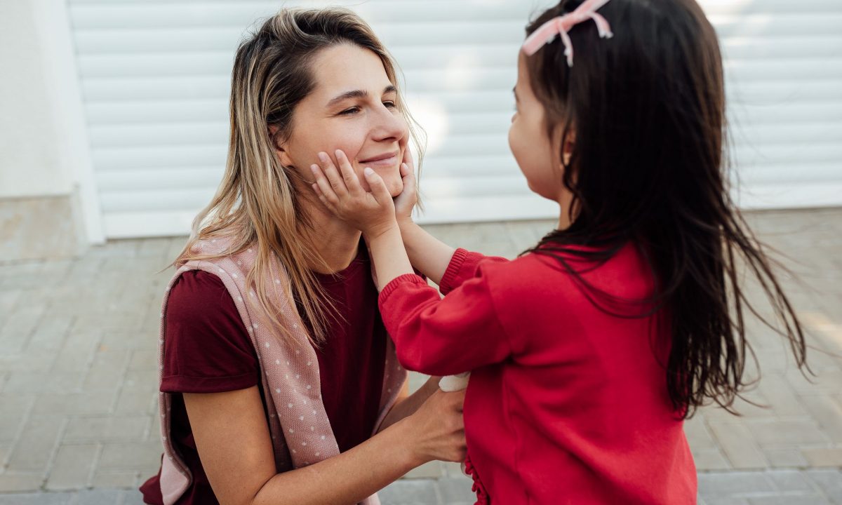 Θετική πειθαρχία: Το νέο parenting trend που αλλάζει τα δεδομένα