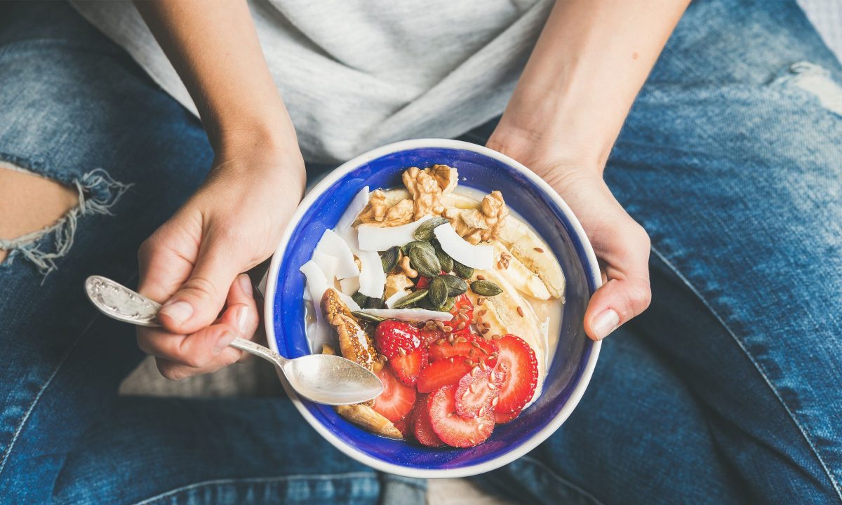 Clean eating: Τι είναι, γιατί αξίζει να το δοκιμάσετε και ποιους κινδύνους κρύβει