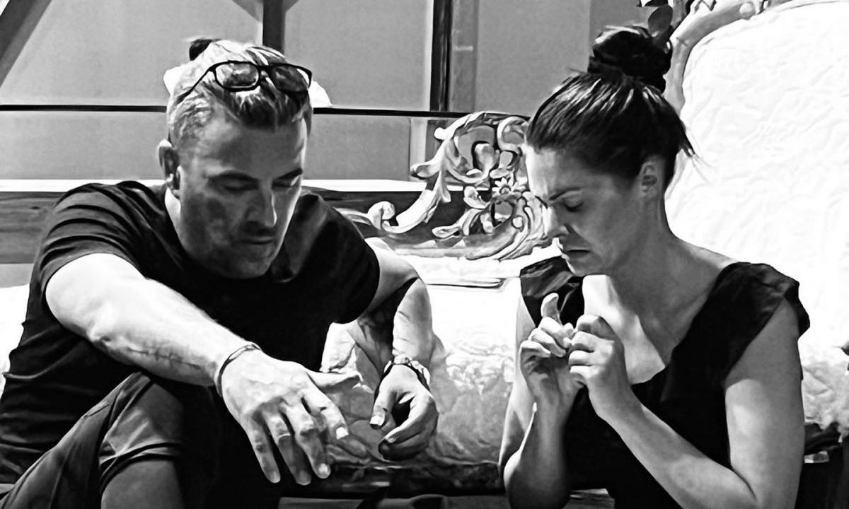 Γιάννης Αϊβάζης: Στόλισε με τη Μαρία Κορινθίου και την κόρη τους το χριστουγεννιάτικο δέντρο