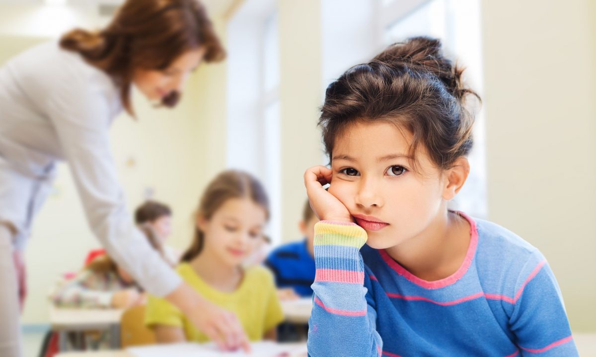 «Το σχολείο είναι βαρετό»: Γιατί το παιδί σας βαριέται στην τάξη και πώς να το βοηθήσετε