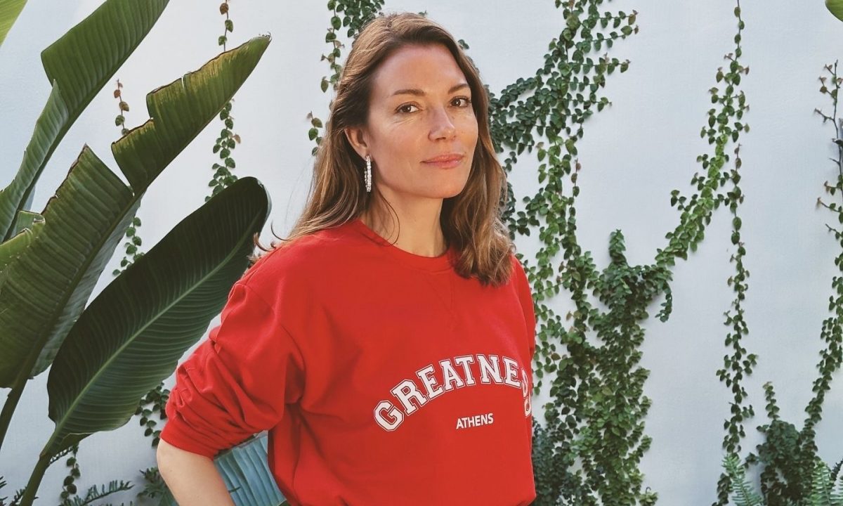 Η Βίκυ Καγιά ετοιμάζεται για φωτογράφιση και η κόρη της την παρακολουθεί