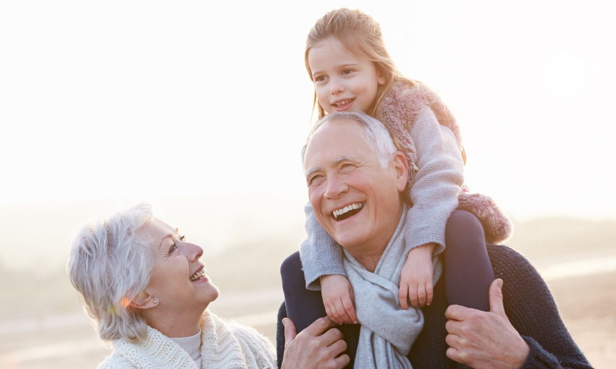 Γυναίκα εκπλήσσει τους παππούδες της με ταξίδι στο Παρίσι σε viral βίντεο: «Το αξίζουν πραγματικά»